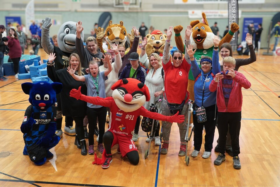 Die Maskottchen der Paderborner Sportvereine freuen sich mit den Teilnehmern des Integrativen Sportfests.